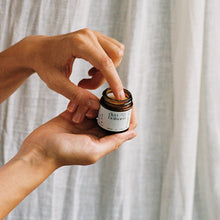 Lade das Bild in den Galerie-Viewer, Deo Balsam für sensitive und frische Pflege