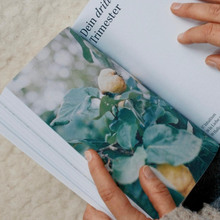 Lade das Bild in den Galerie-Viewer, RootedMama Set - Journal für deine Schwangerschaft & Female Spray