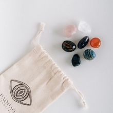 Lade das Bild in den Galerie-Viewer, 7 Chakra Steine im Beutel