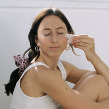 Lade das Bild in den Galerie-Viewer, Gua Sha für deine tägliche Skin Routine (Rosenquarz)