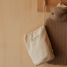 Lade das Bild in den Galerie-Viewer, Bio Baumwollbeutel (mit DIY Essential Oils Booklet und leeren Fläschchen für unterwegs)