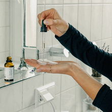 Lade das Bild in den Galerie-Viewer, Mommy`s Selfcare Moment (Rosenwasser, Hautserum & Gua Sha)