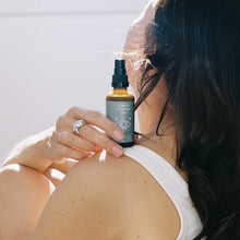 Lade das Bild in den Galerie-Viewer, Mommy`s Selfcare Moment (Rosenwasser, Hautserum & Gua Sha)