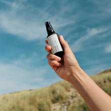Lade das Bild in den Galerie-Viewer, Hauttonic in der Hand vorm Himmel