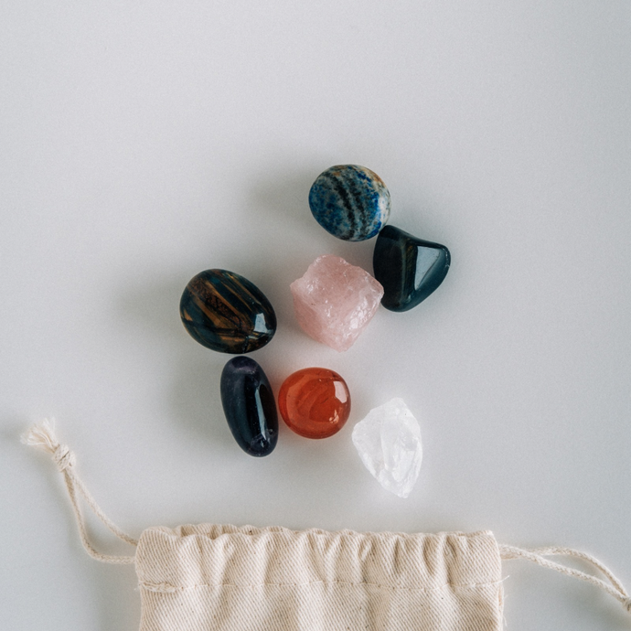 7 Chakra Steine im Beutel