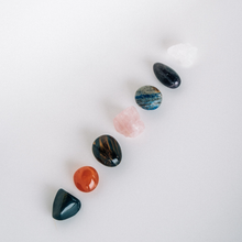 Lade das Bild in den Galerie-Viewer, 7 Chakra Steine im Beutel
