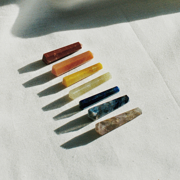 Set mit Steinstäben in den Chakra Farben